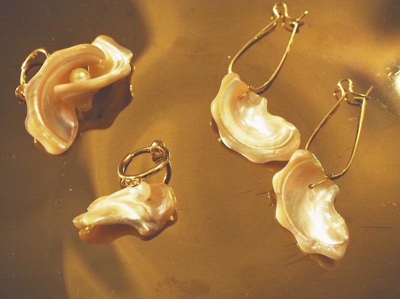 Sea Shell Pin / Clip Earrings - ต่างหู - วัสดุอื่นๆ สีทอง