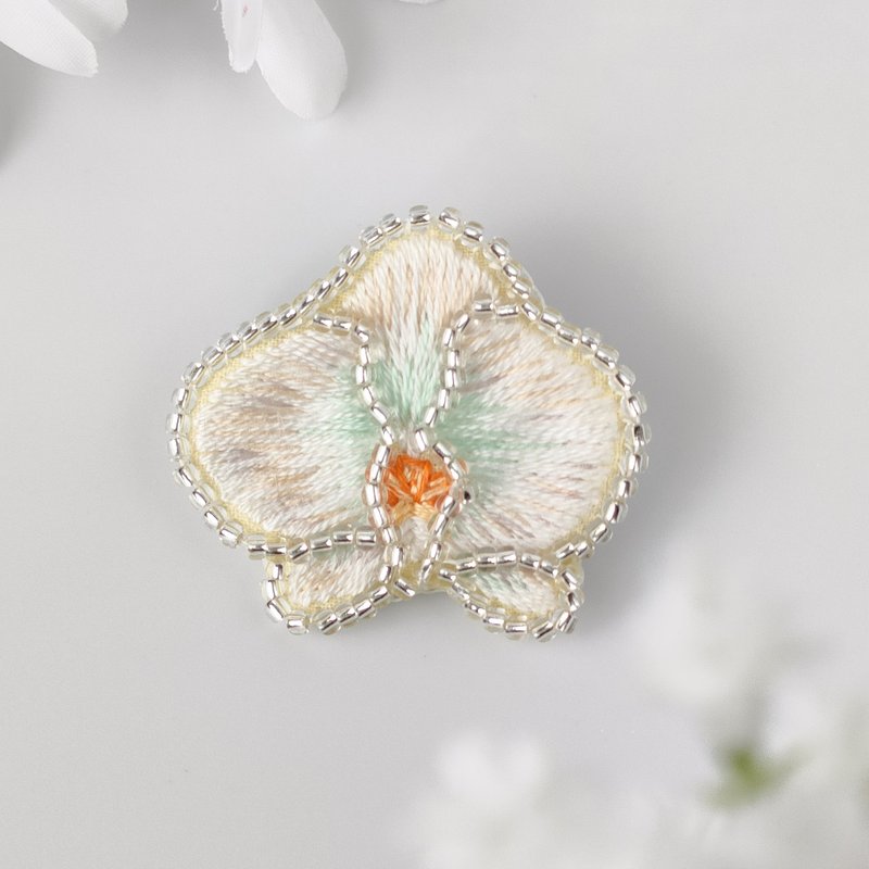 胡蝶蘭の刺繍ブローチ　小 - 胸針 - 棉．麻 白色