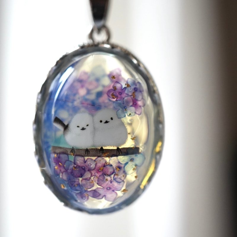 天然石オパールと紫陽花畑のシマエナガ、金箔のペンダント ネックレス 金箔 24K - ネックレス - 石 