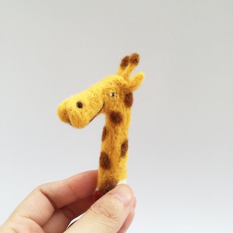 Needle felted Giraffe pin - Brooches - Wool Yellow