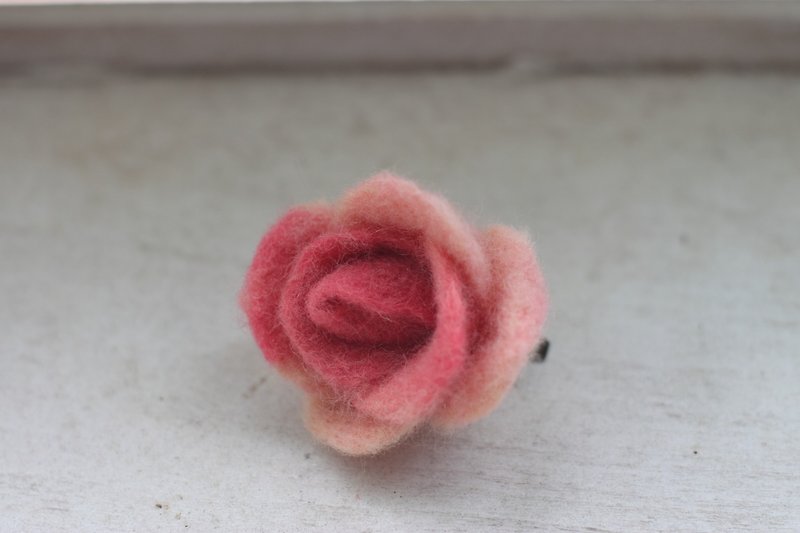 Hand-dyed wool realistic gradient rose brooch - Brooches - Wool Pink