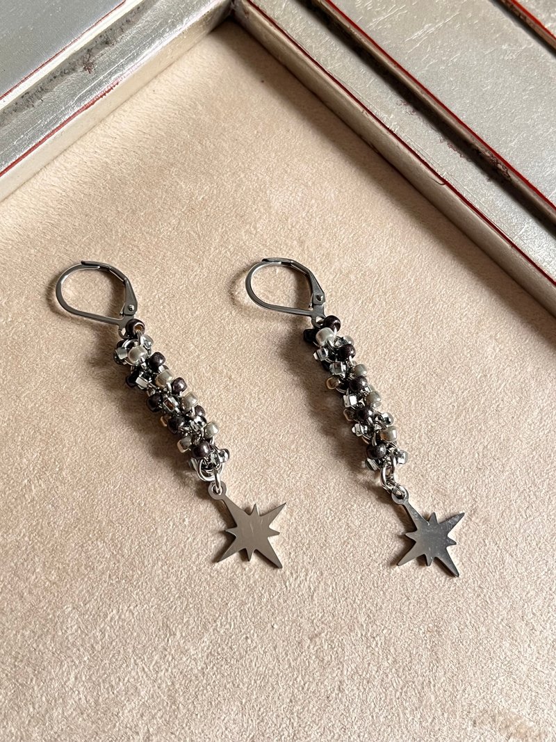 Time earrings (stars) retro gorgeous metallic luster original handmade jewelry - ต่างหู - โลหะ สีเทา