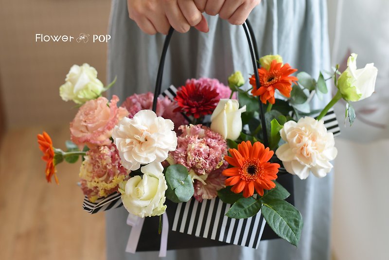Tote bag with fresh flowers, just carry it, light and convenient, fresh flowers, table flowers - ช่อดอกไม้แห้ง - พืช/ดอกไม้ หลากหลายสี