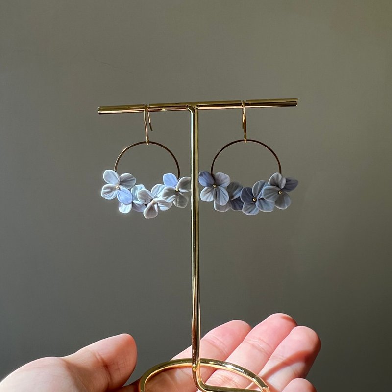 Flower resin earrings, Hydrangea resin earrings, Real floral earrings - ต่างหู - ดินเผา สีน้ำเงิน