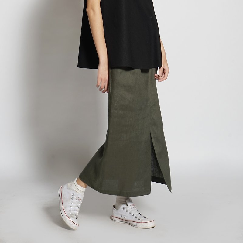 Black and white cut SS front middle slit three-dimensional pocket straight skirt dark green - กระโปรง - ผ้าฝ้าย/ผ้าลินิน สีน้ำเงิน