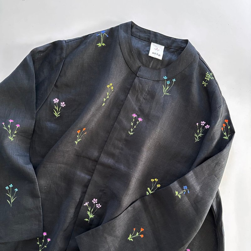 Hidden Placket Collarless Blouse - Linen [Hand-Drawn Wildflowers] - 女裝上衣 - 棉．麻 黑色