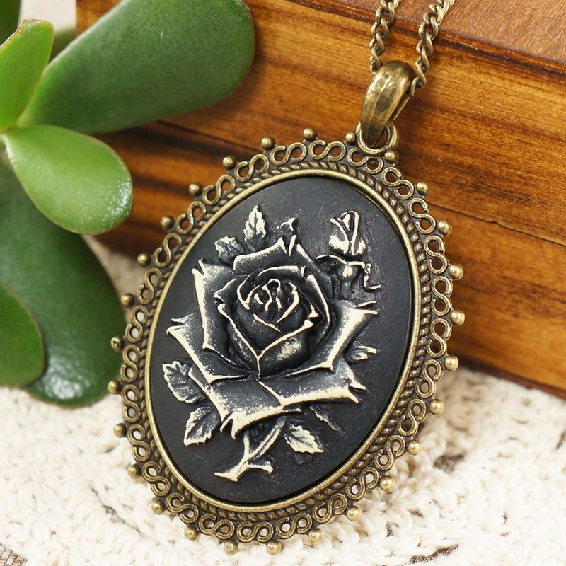 Black Rose Flower Cameo Black Ivory Oval Brass Bronze Pendant Necklace Jewelry - สร้อยคอ - วัสดุอื่นๆ สีดำ