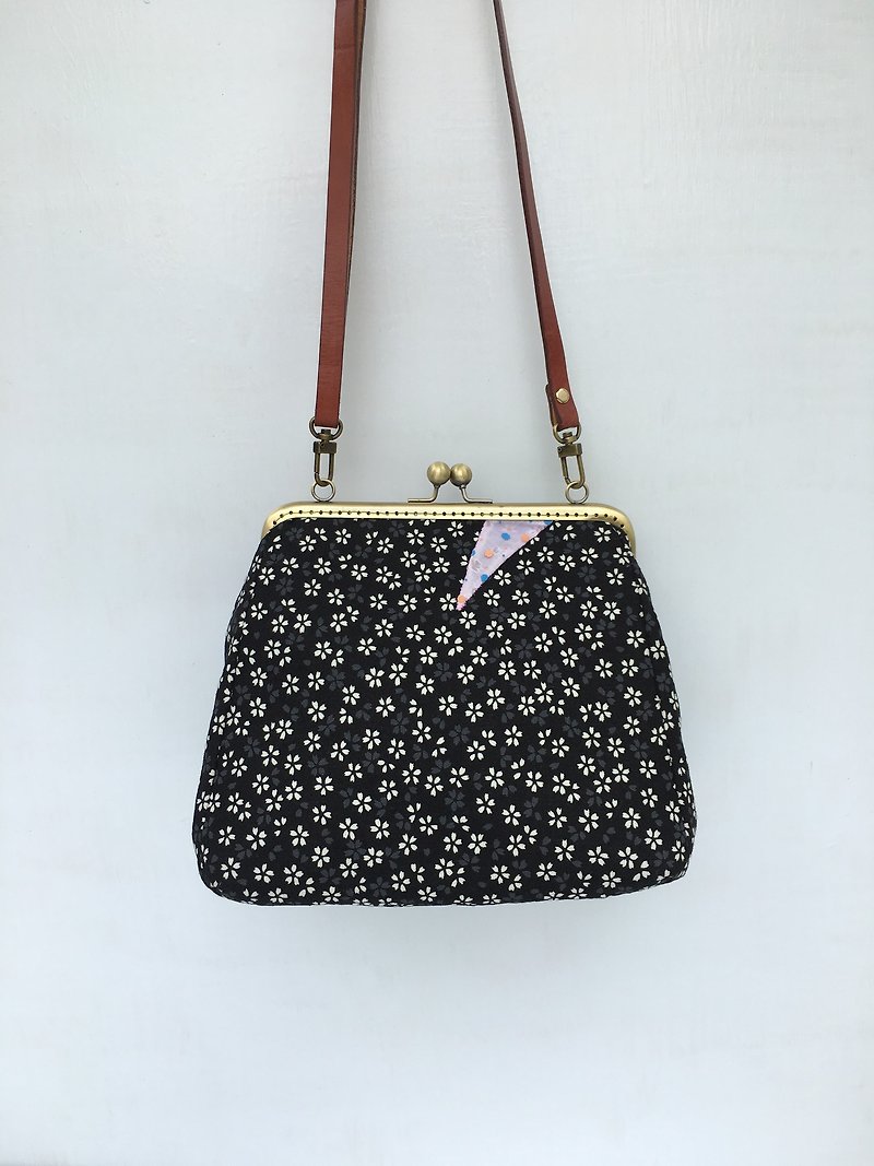 Romantic cherry blossom - black Japanese temperament elegant mouth gold bag beads buckle bag backpack side anticline backpack cosmetic bag leather strap adjustable - กระเป๋าแมสเซนเจอร์ - ผ้าฝ้าย/ผ้าลินิน สีดำ