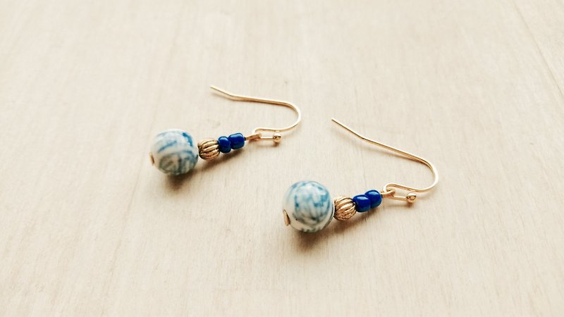 造型中文字陶耳環 - 耳環/耳夾 - 陶 藍色