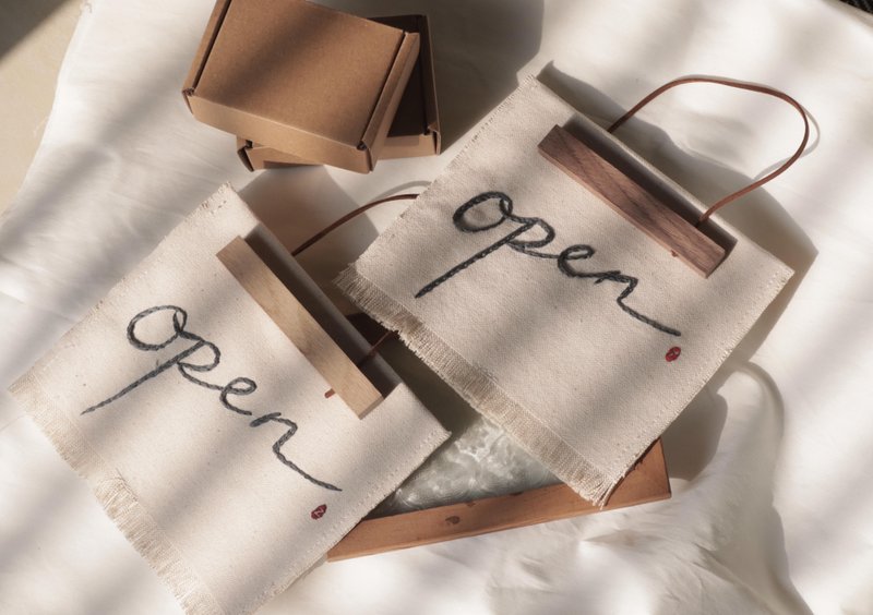 歡迎詢問訂購_雙面吊牌 open  /closed 手工簡約法式刺繡 磁吸木 - 其他 - 棉．麻 多色