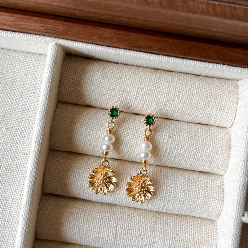 14K gold-filled summer emerald pearl daisy earrings and earrings - Earrings & Clip-ons - Other Metals Green