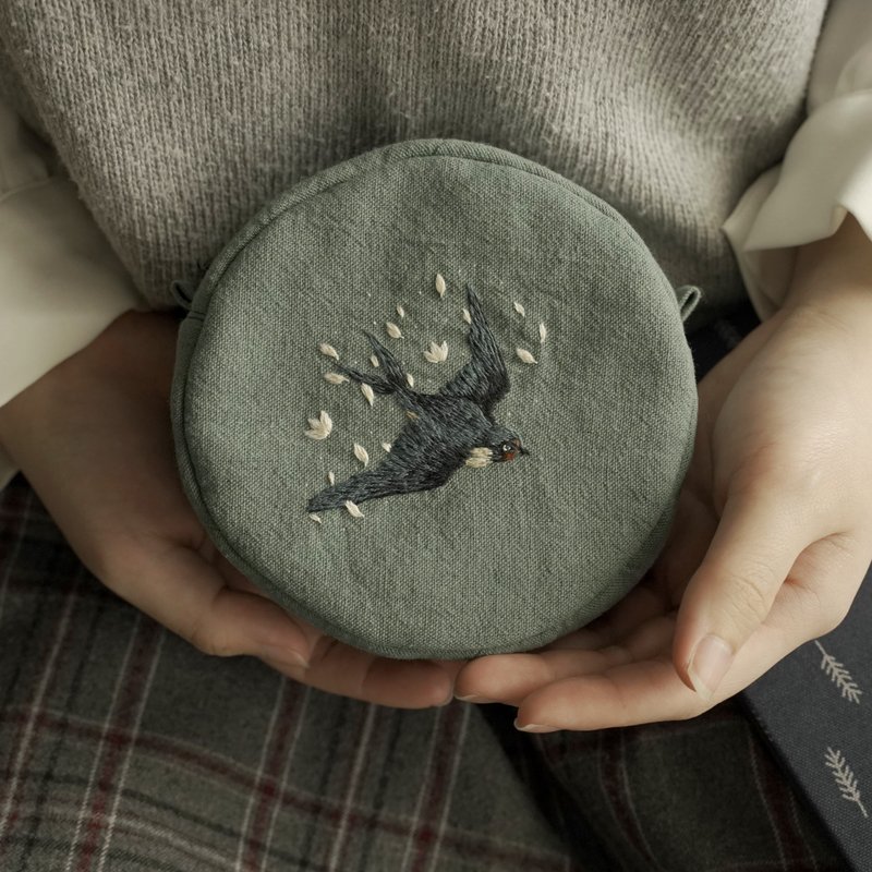 手工刺繡 \ 收納包 \ 花瓣燕子 - 化妝包/收納袋 - 棉．麻 