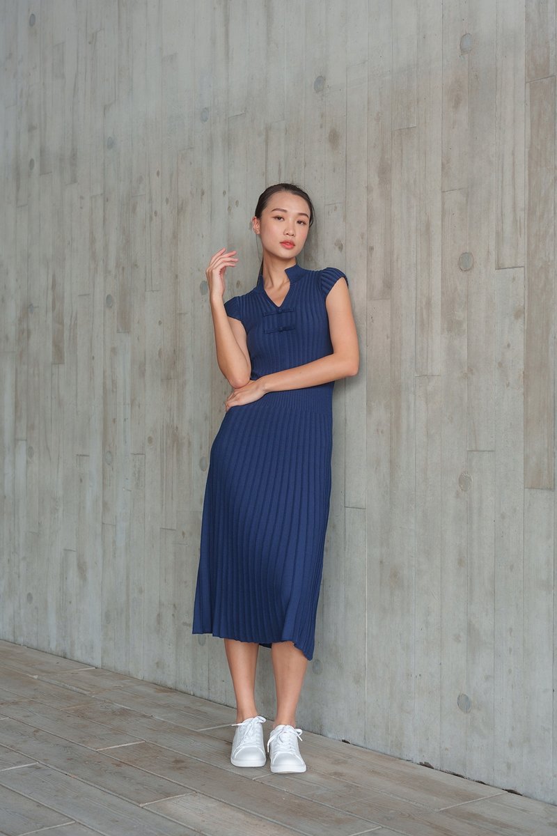 Power Shoulder Ribbed Qipao (Dark Blue) - กี่เพ้า - ผ้าฝ้าย/ผ้าลินิน สีน้ำเงิน