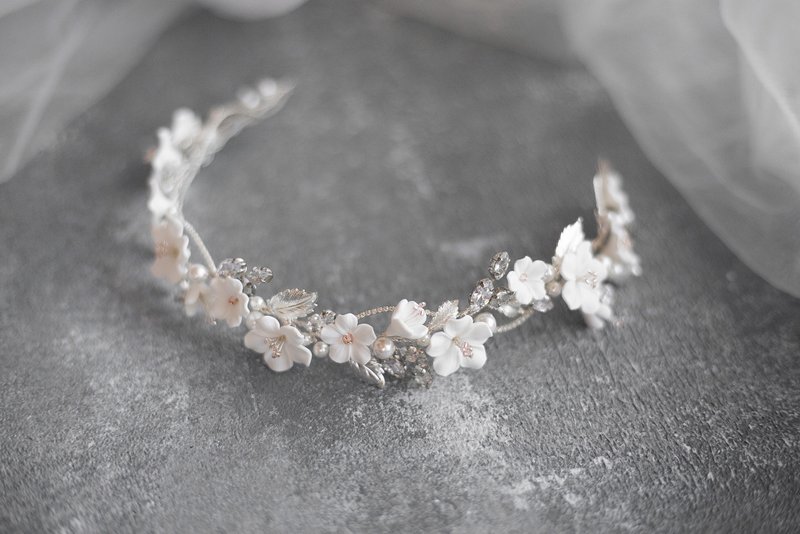 White floral hair piece for bride, Flower bridal hairclip - เครื่องประดับผม - ดินเหนียว ขาว