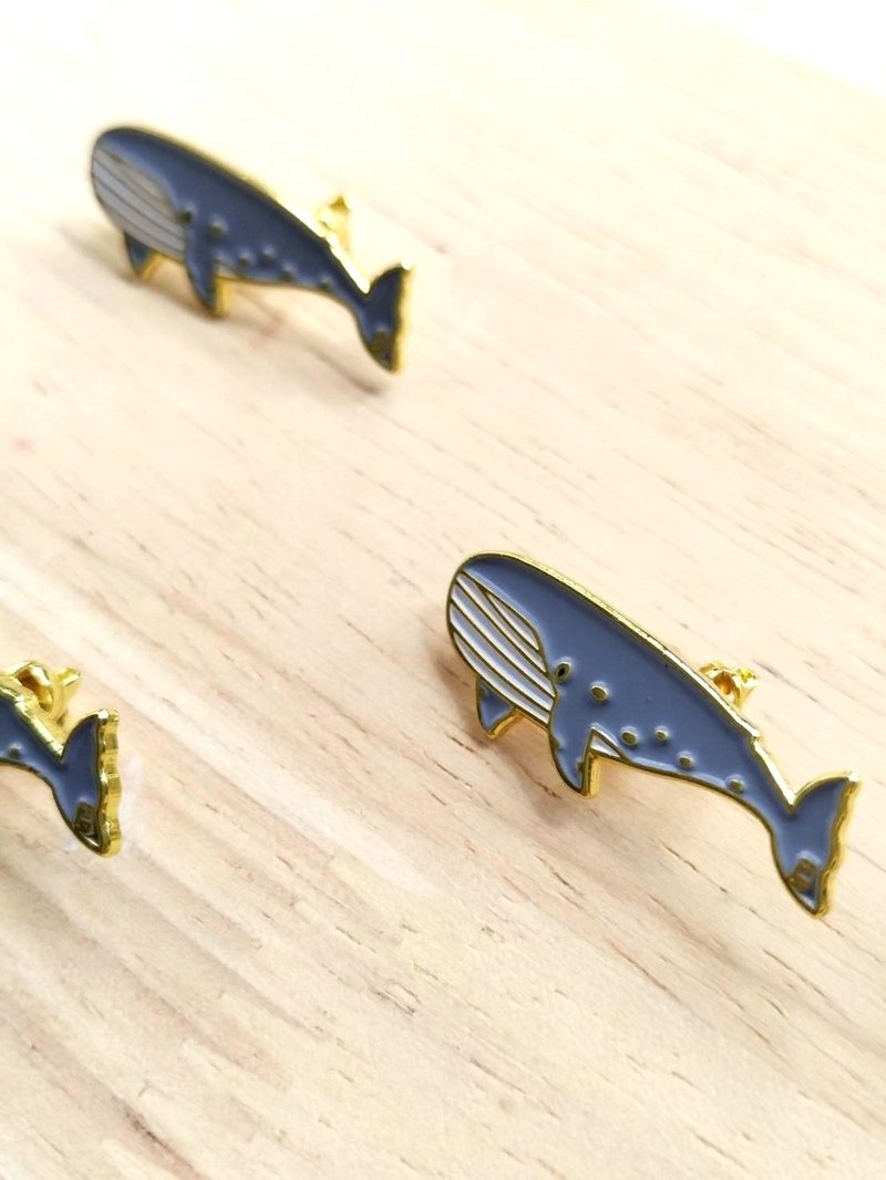 Blue Whale Lapel Pin - 胸針 - 其他金屬 多色
