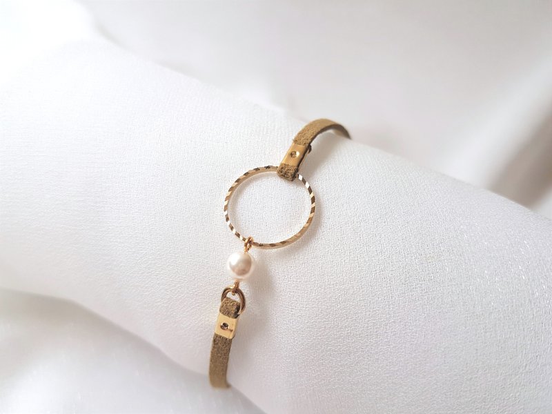 Simple notched metal ring pearl suede rope thin ring (deep Khaki) - สร้อยข้อมือ - ไข่มุก สีกากี