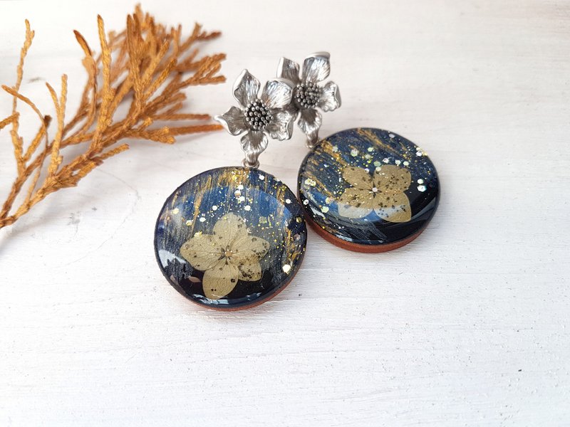 Earrings wirh real flowers hydrangea and hand painted - 耳環/耳夾/耳骨夾 - 木頭 黑色