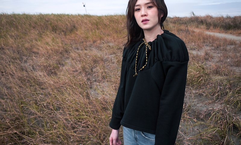Nica Puffy Ruching Neckline Constructed Cotton Sweatshirt - เสื้อผู้หญิง - ผ้าฝ้าย/ผ้าลินิน สีดำ