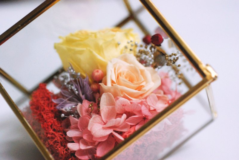 True flower | Fresh flower glass decoration - Other - Plants & Flowers Red