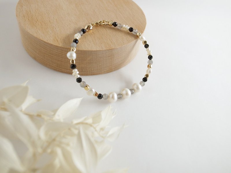 [Bracelet] Natural pearl black spinel labradorite wrapped in gold gold - สร้อยข้อมือ - ไข่มุก สีทอง