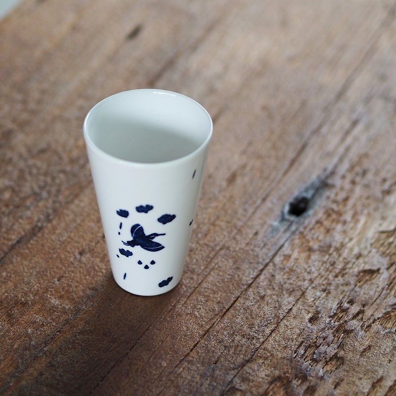 [Limited] Colored Sandpiper Blue and White Porcelain Cup - ถ้วย - เครื่องลายคราม 
