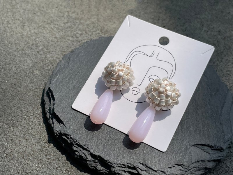 Hand-made pollen crystal hydrangea earrings - ต่างหู - งานปัก ขาว