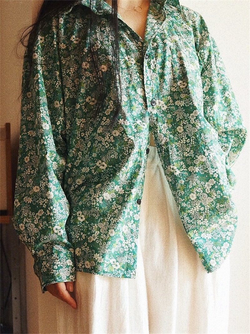 Green flower neutral classic retro pocket long sleeve shirt Japanese kokka imported thin cotton - เสื้อเชิ้ตผู้หญิง - ผ้าฝ้าย/ผ้าลินิน สีเขียว