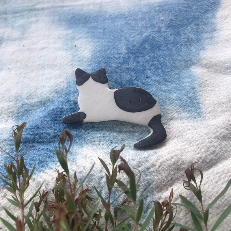 Black and white Cat  / ceramic brooch / handmade - 胸針 - 陶 白色