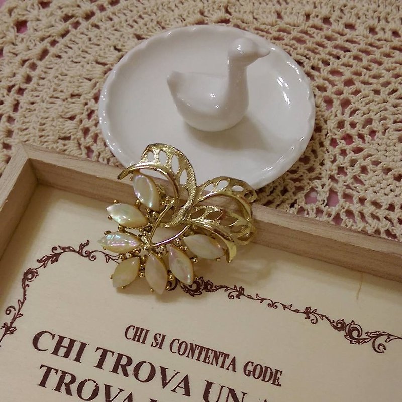 [Old piece] Snow White mother of pearl leaf brooch - Brooches - Other Metals Gold