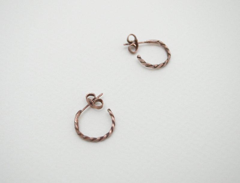 Rope Series‧Copper more than half circle stud earring - ต่างหู - โลหะ สีนำ้ตาล