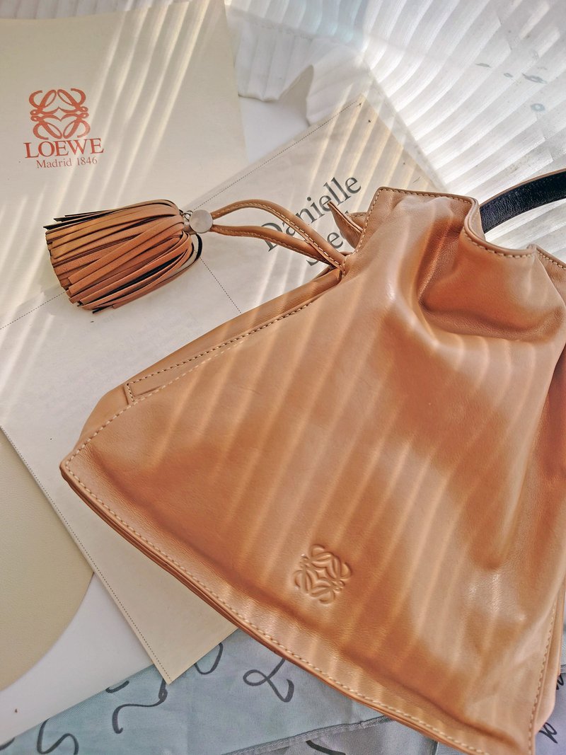 Second-hand beauty product Loewe Flamenco milk tea tassel drawstring bag shoulder bag crossbody bag shoulder bag drawstring bag - กระเป๋าแมสเซนเจอร์ - หนังแท้ สีกากี