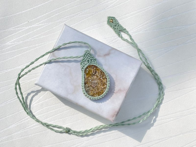 220839 Macrame 鸚鵡螺化石 編織 頸鍊 - 項鍊 - 半寶石 卡其色