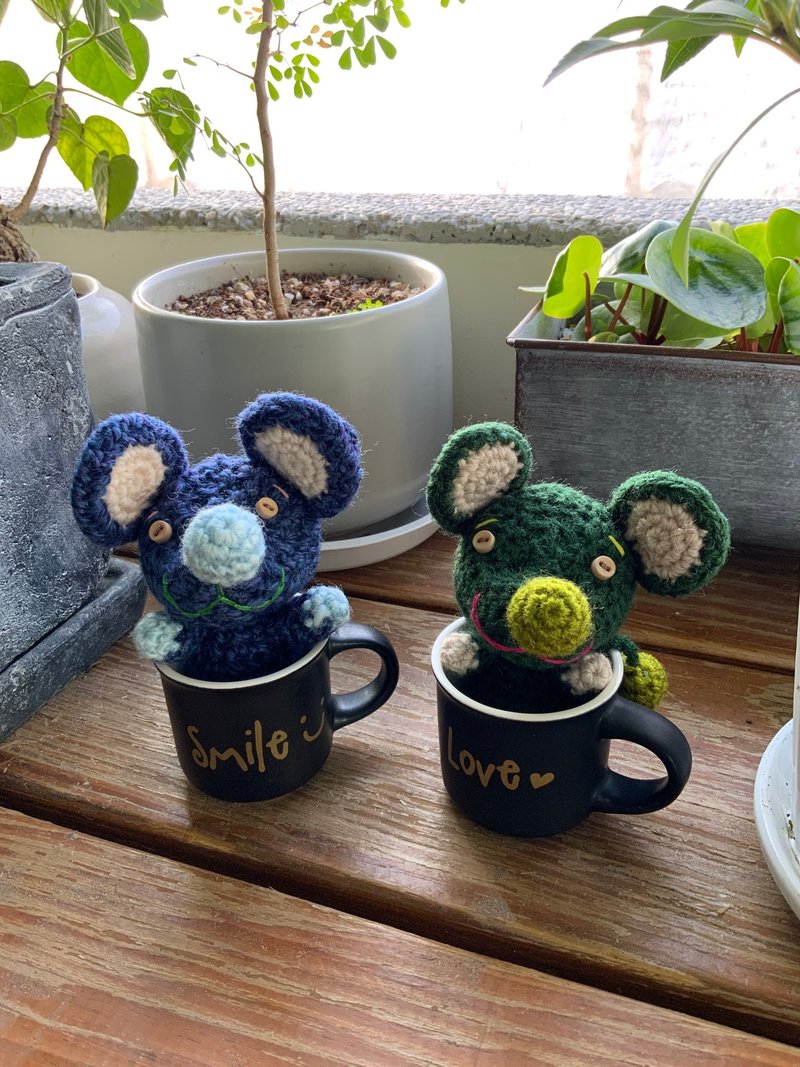 [Selected Good Products] Handmade Knitted Love Mouse Keychain/Comes with a Matching Coffee Cup - ที่ห้อยกุญแจ - วัสดุอื่นๆ สีน้ำเงิน