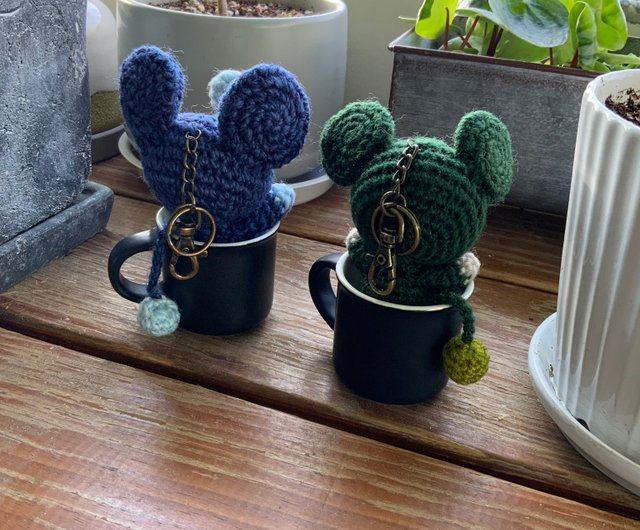 シ*イ様 再出品◎ コーヒーカップくんの編みぐるみキーホルダー◎ かぎ編みクマちゃんのカップ・ホルダー／セーターの編み方