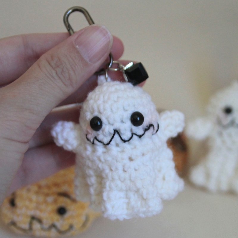 Handmade wool Halloween hand hook Halloween quilt ghost keychain - พวงกุญแจ - วัสดุอื่นๆ ขาว