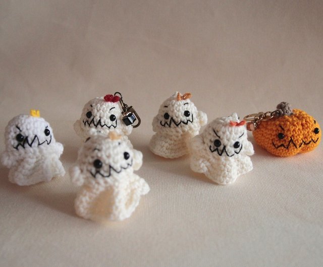 【売切れ・オーダー】ハロウィンの置物（オバケ）　ハンドメイド 手編み 手編み毛糸のハロウィン 手編みハロウィンシーツおばけ キーホルダー
