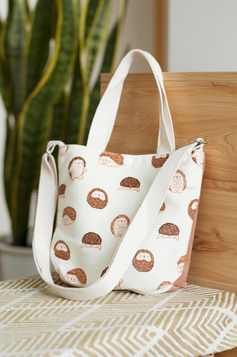 Original double-sided design bag-hedgehog pattern - กระเป๋าแมสเซนเจอร์ - วัสดุอื่นๆ ขาว