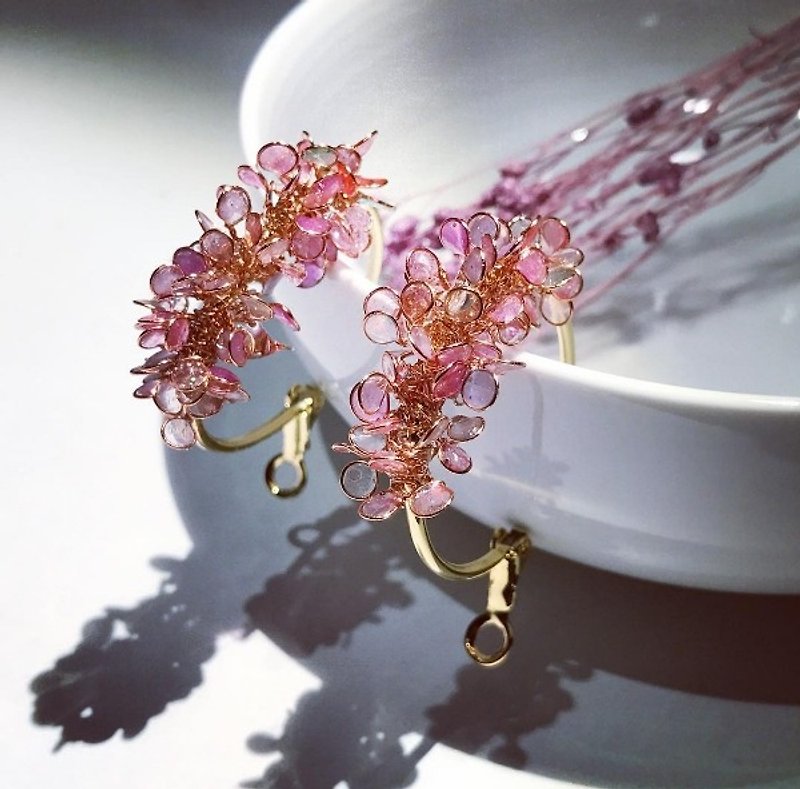 Angelic flower basket resin ear needle [Sakura powder] - ต่างหู - วัสดุอื่นๆ สึชมพู