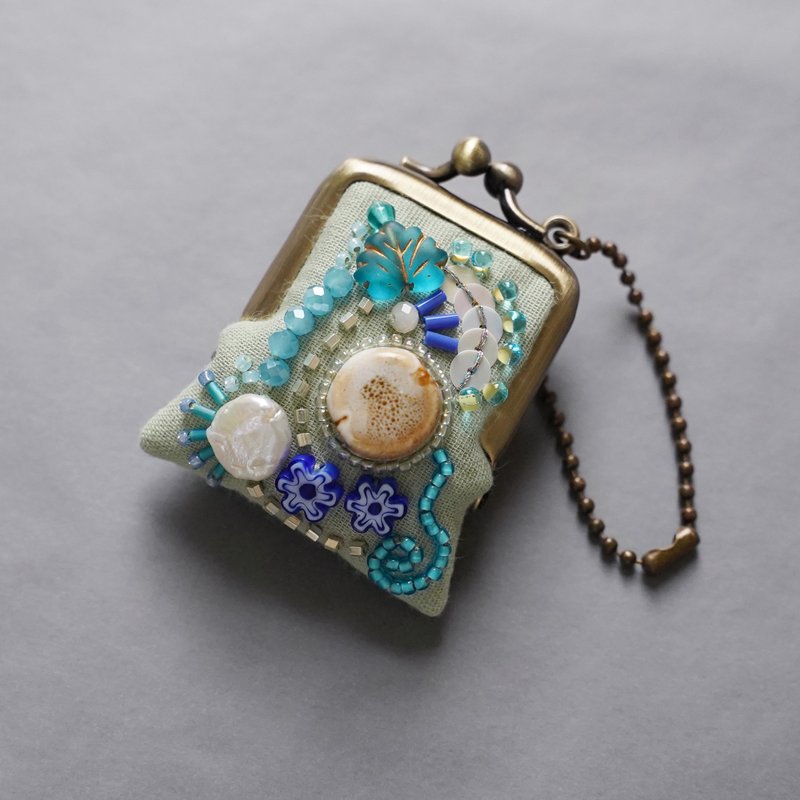 ネックレスにも、バッグチャームにも、小さな小さなビーズ刺繍のがま口 61 セージグリーン ガーゼ　アクセサリーケース - 吊飾/掛飾 - 其他材質 綠色