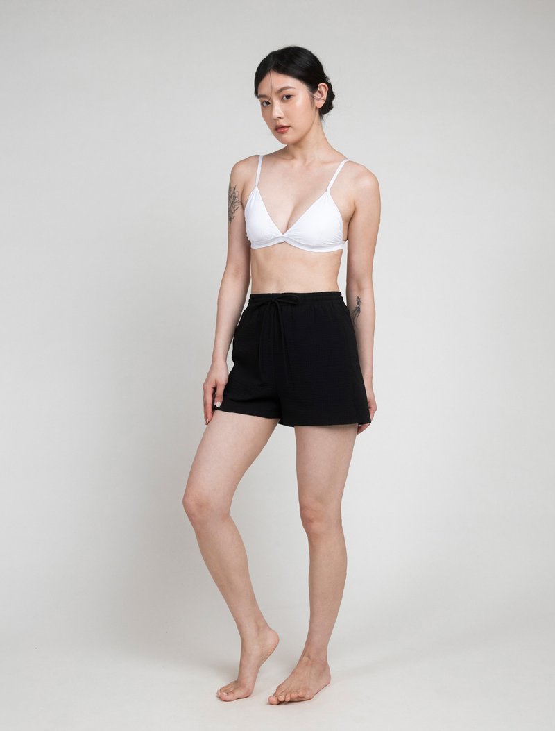 Black 經典黑 / 女款泡泡紗 度假短褲 - 女短褲/五分褲 - 其他材質 黑色