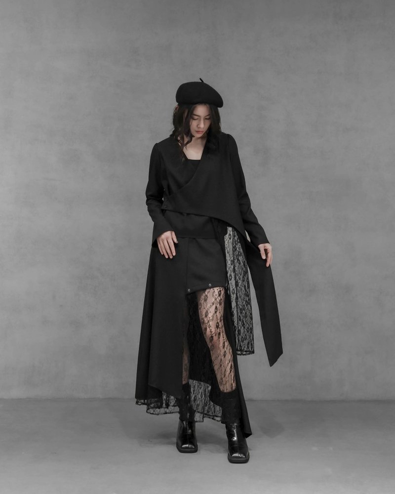 MUKK DESIGN 拼接不規則蕾絲V領上衣 - 女上衣/長袖上衣 - 聚酯纖維 黑色