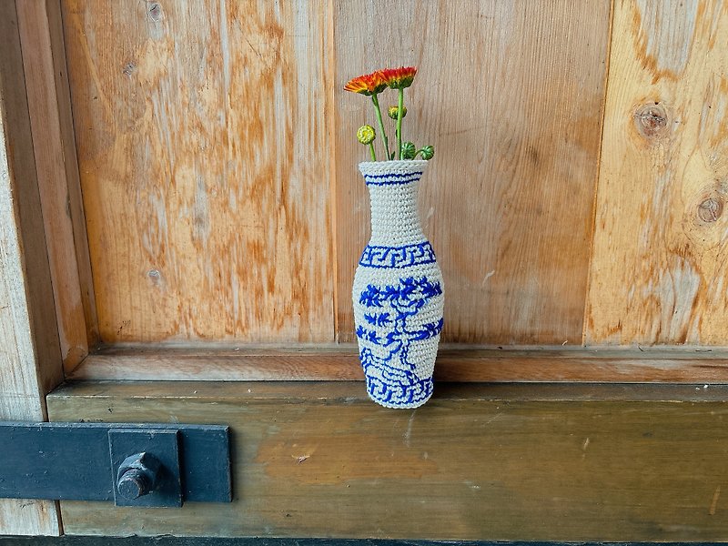 Pine narrow-neck bottle blue and white porcelain style hand-woven flower vessel - Pottery & Ceramics - Cotton & Hemp White