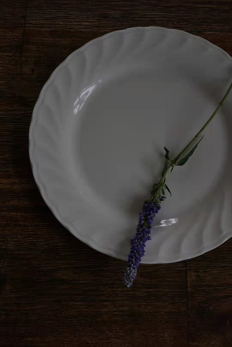 Selective Vinatge Tableware l Signature Flower Lace Dinner Plate - จานและถาด - ดินเผา ขาว