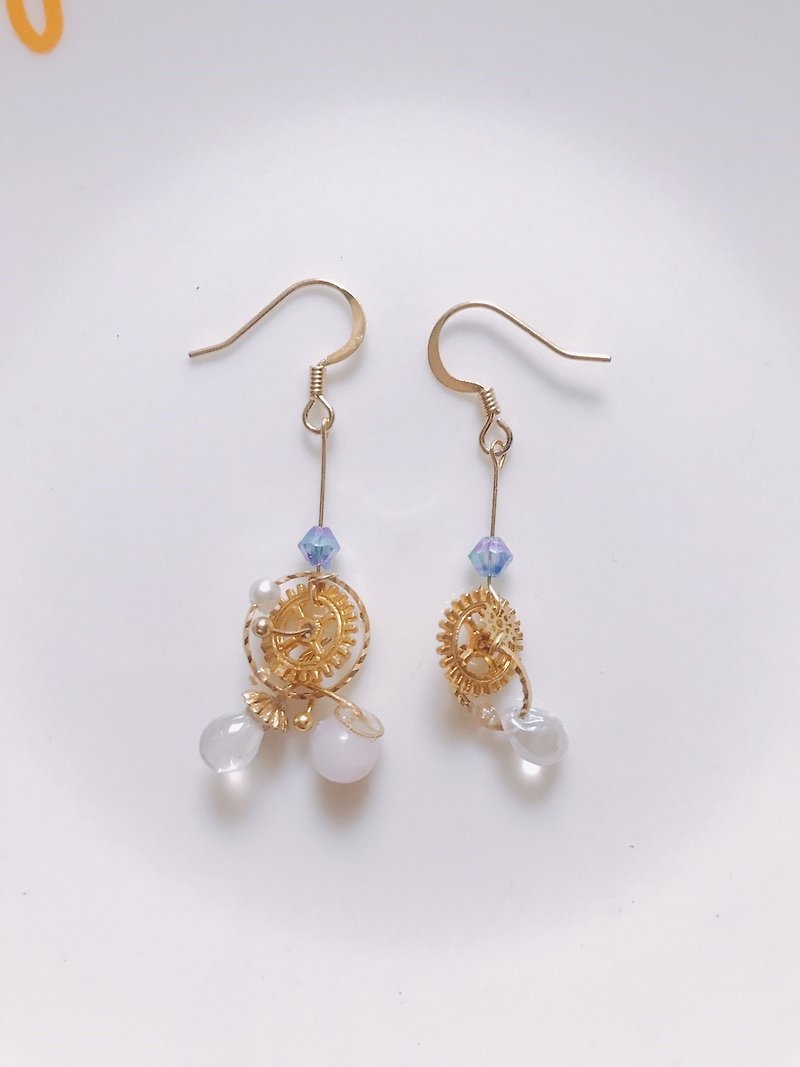 Cinderella's pumpkin carriage asymmetric earrings - ต่างหู - โลหะ สีทอง
