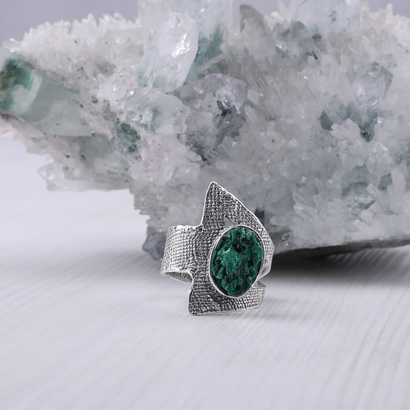 Abstract triangle geometric ring in sterling silver with natural malachite stone - แหวนทั่วไป - เงินแท้ สีเขียว