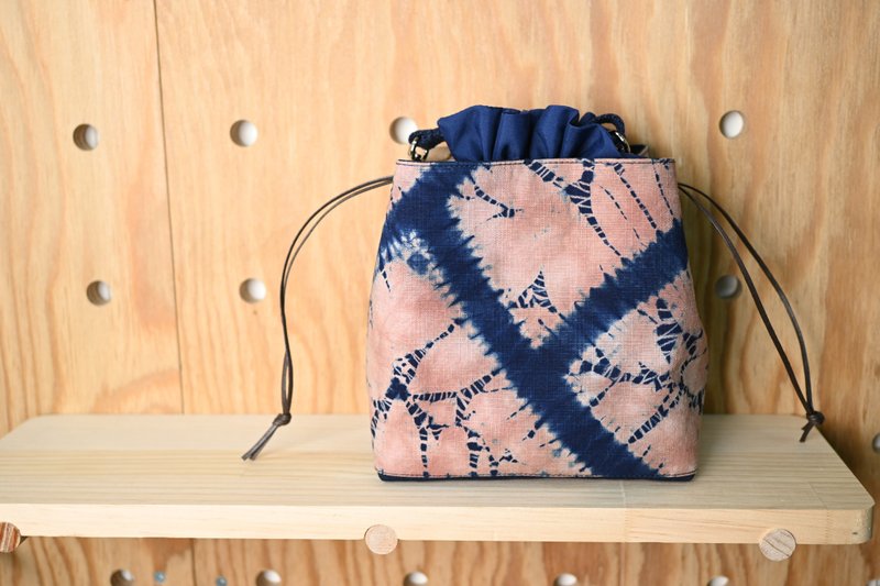 [Limited memory] Indigo dye bucket bag/carry-on bag-catechu dye crack - Drawstring Bags - Cotton & Hemp Multicolor