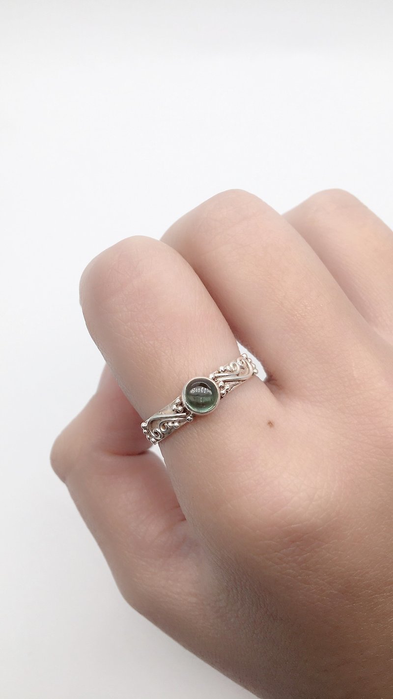 刻まれたエキゾチックなデザインのリングのグリーントルマリン925純銀製のサイドネパール手作りのモザイク - リング - 宝石 グリーン