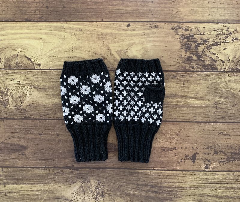 Traditional Scandinavian pattern hand warmers black x gray - Gloves & Mittens - Wool Black