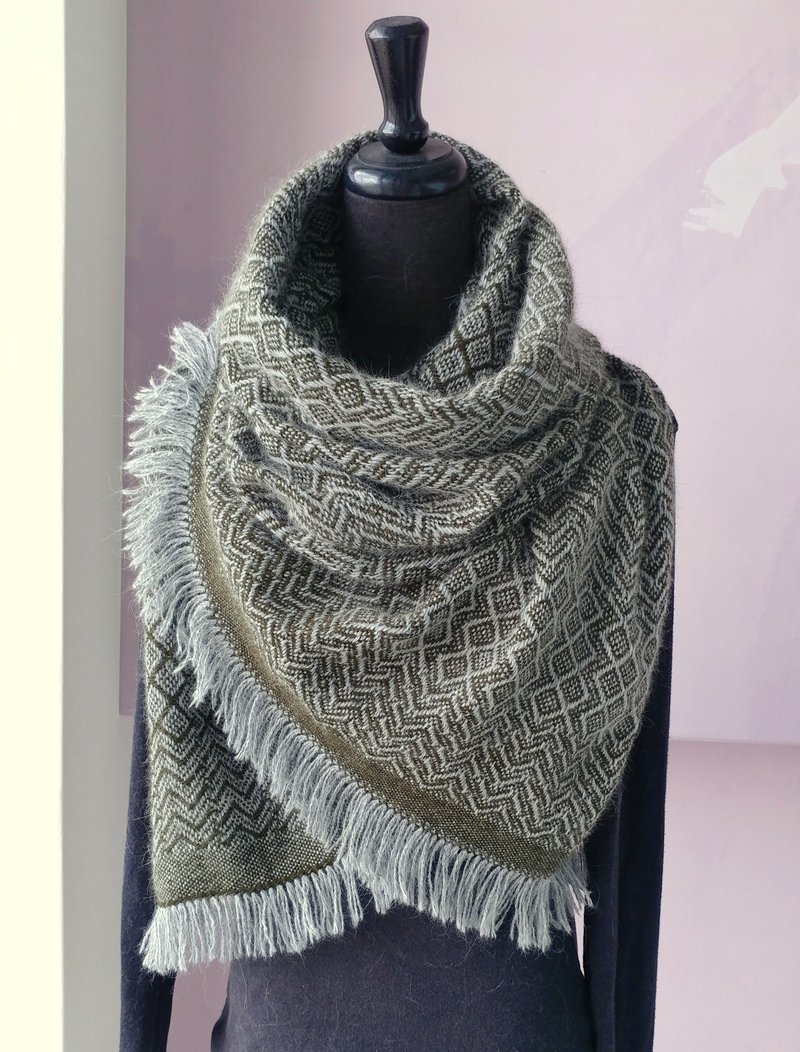 Handwoven by Carina | 手織貂絨披肩 - 圍巾/披肩 - 其他材質 多色