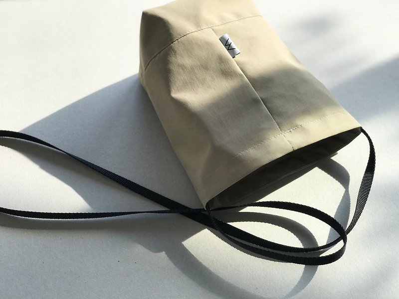 Nylon shoulder bag that can hold PET bottles / craft beige - กระเป๋าแมสเซนเจอร์ - วัสดุอื่นๆ สีกากี